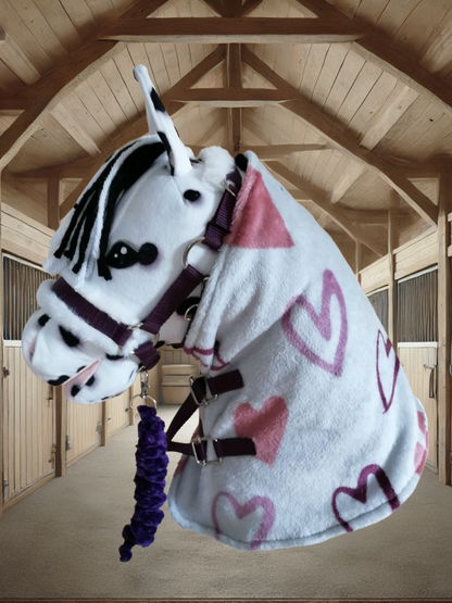 Stalldecke mit Herzen in grau 